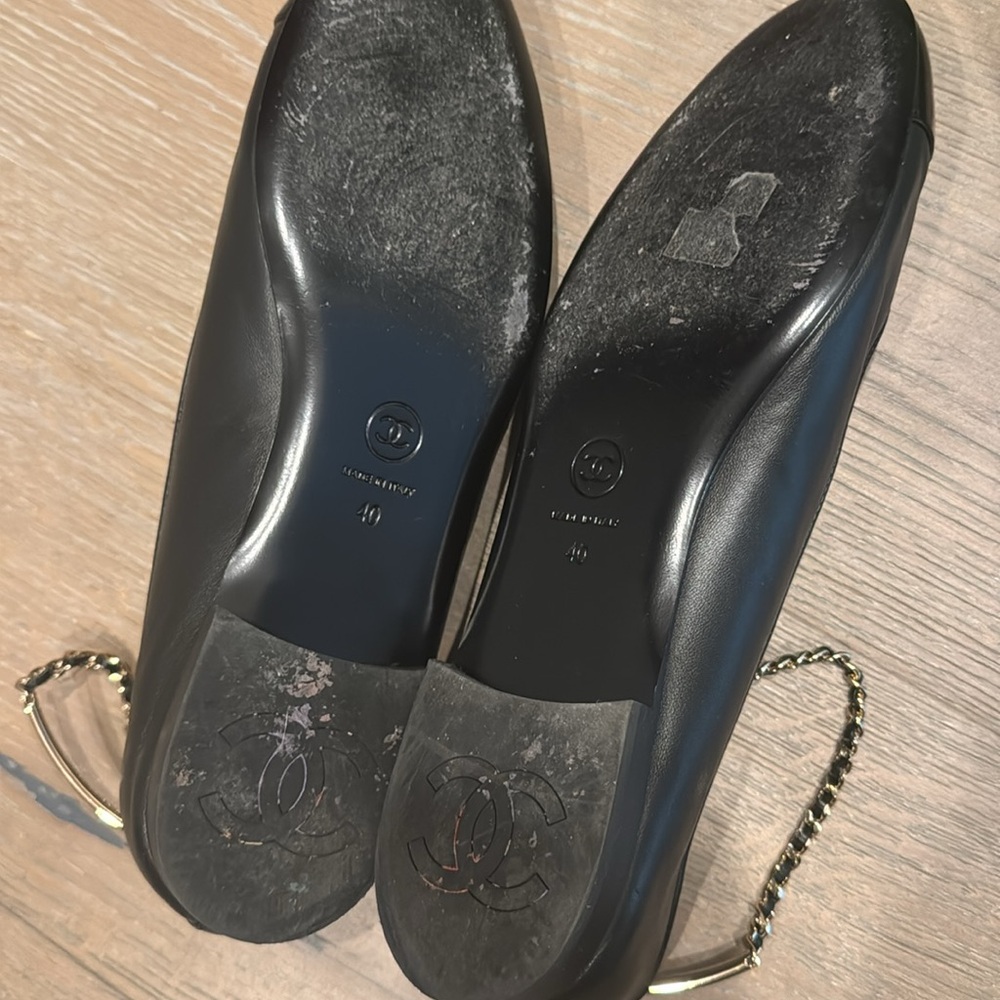 Chanel ballet flares with patent toe and chain and charms around the ankle - Picture 9 of 12